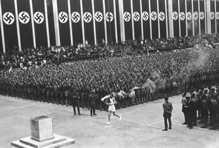 第11回 ベルリン大会 1936年8月1日～16日 実施競技種目数： 21競技129種目 参加国・選手数： 49ヶ国3936人 内日本選手179人 日本メダル獲得数：金6個、銀4個、銅10個 ヒトラーがオリンピック大会組織委員会総裁に就任。オリンピック史上 初めての聖火リレー 。テレビ放送実験成功。 レニ・リーフェンシュタール 女史が監督したこの大会の記録映画「民族の祭典」、「美の祭典」が1938年の ベニス映画祭で金賞 を受賞。 三段跳び で、 田島直人 選手が優勝し日本人が3連覇。 原田正夫 選手が2位に入り、日本人が1、2位を独占。 当時日本の占領下にあり、日本代表として出場した朝鮮出身の 選手が マラソンで優勝 。 棒高跳び で 西田修平選手と大江季雄選手 が2、3位に入賞。帰国後、2人は銀と銅のメダルを2つに切ってつなぎ合わせた。 男子競泳で金メダルを3個獲得。200ｍ平泳ぎは三段跳びと同じく オリンピック3連覇 。 女子200ｍ平泳ぎで 前畑秀子 選手が 日本人女性初の金メダリスト となる。 「前畑がんばれ！」 の絶叫。 第4回 ガルミッシュ・パルテンキルヘン冬季大会 1936年2月6日～16日 実施競技種目数： 4競技17種目 参加国・選手数： 28ヶ国668人 内日本選手34人 メダル獲得なし フィギュアスケート女子に12歳の小学生、 稲田悦子 選手が出場、26人中10位となる。