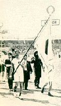 第5回 ストックホルム大会 1912年5月5日～7月22日 実施競技種目数： 15競技102種目（近代５種、女子水泳・飛込みが追加） 参加国・選手数： 28ヶ国から2437人 内 日本選手２人が初参加 オリンピックが各国内のオリンピック委員会ごとの参加となったことで 「国とは何か」 が改めて問われ、第5回大会開催に当たって、「IOCの認めた スポーツ領域は、政治上の領域とは異なる 。オリンピックには政治上の領域に関係なく独立して参加する資格がある」と宣言。近代オリンピックの理想が確立されていった。 アメリカのアイリッシュ・インディアン混血 ジム・ソープ が5種、10種に大差で世界新記録優勝。 嘉納治五郎 （柔道の創始者。当時、東京高等師範学校、のちの筑波大学、校長）がアジアで初めてのIOC委員に就任。ストックホルム大会への参加に向けて大日本体育協会を創設。 1911年11月日本で初めて国内選考会が開催され、短距離で優勝した東京帝国大学の 三島弥彦 と、マラソンで世界最高記録を作って優勝した東京高等師範学校の 金栗四三 の 2人が日本代表として初参加 。 短距離の三島選手は外国選手との体格差の前に100メートル、200メートルともに予選最下位。400メートルは予選通過したものの疲労のため準決勝を棄権。 金栗選手は炎天下、32キロ過ぎに日射病で倒れる。55年後ストックホルムに招かれゴール完成。 ポルトガルのマラソン選手、熱射病と脱水症で死亡。オリンピック初の死亡事故。