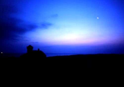 見上げてごらん夜の星を