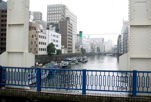 豊海橋より高速道路から開放された日本橋川上流を振り返る