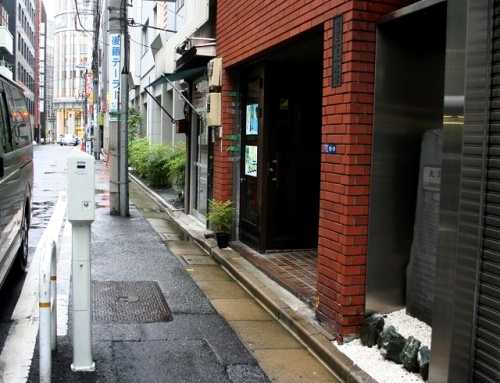 三浦按針屋敷跡 按針通り 日本橋室町１丁目 左前方は三越 右端に史蹟石碑