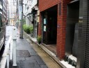 三浦按針屋敷跡 按針通り 日本橋室町１丁目 左前方は三越 右端に史蹟石碑
