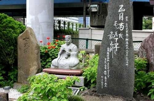 松尾芭蕉翁石像 女木塚句碑