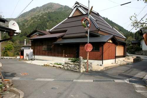 旧八風街道（左） 杠葉尾（ゆずりお）町 東近江市 滋賀県
