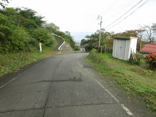 見返り 旧道は前方左坂を上がる