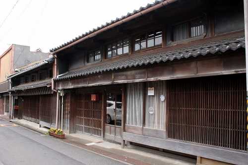 向拝前通り家並み 一身田町 津市 三重県