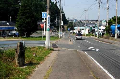 旧道 田尻町２丁目 左に明治時代の馬頭観世音 日立市