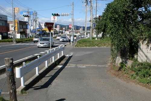 森山一里塚跡（写真手前は旧浜街道） 森山２丁目 日立市