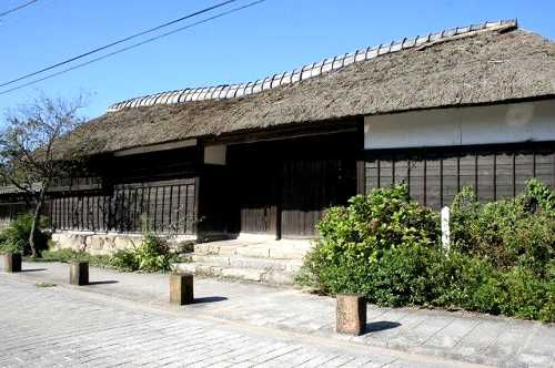 松村任三生家長屋門 屋敷通り 高萩市