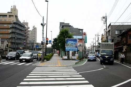上板橋１丁目交差点 右が旧川越街道