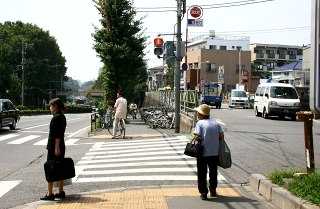 左：国道２５４号 右：旧川越街道 新田坂を下る 成増 板橋区