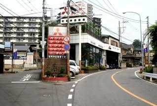 旧道（左）・県道分岐点