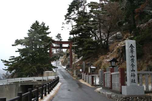 金華山黄金山神社入口