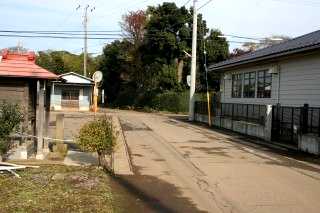 鹿黒集会所道標（旧道は右折） 鹿黒 印西市