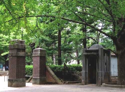 旧陸軍兵学校門と番小屋 松戸中央公園 松戸