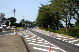 片倉旧道（右）入口 左は国道６号線