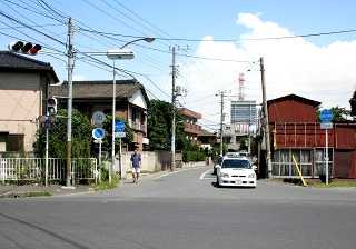 ＩＣを越えた三叉路を右へ（県道１７９号）