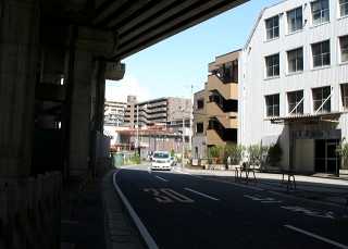 ＪＲ高架下を左へ
