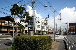 夢庵前交差点で大通りと斜めに交差