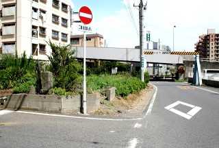 ＪＲ総武本線高架前に馬頭観音