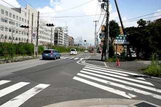 海神町西１丁目丁字路（船橋会堂前）をＪＲ線路に沿って東へ
