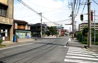 海神町２丁目、変則十字路を左へ