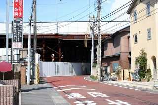 国道１４号（千葉街道）高架をくぐる
