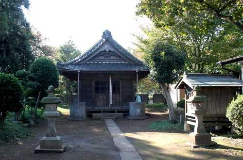 祭神 武御土命（タケミカツチノミコト） 由来 花井神明神社は寛永１６年（１６３０）今から約３６２年前に旧花井村の守神として建立鎮座し文教、五穀豊穣、延命、無病息災守護の神としてその神霊を奉祀し、世に崇敬篤く明治初年から平井伝次郎他１２名で氏子として登記簿に記されている。 境内地 花井新田字三町歩１９２番地 ６００坪 平成８年１月吉日 右：宝暦６年（１７５６） 庚申塔