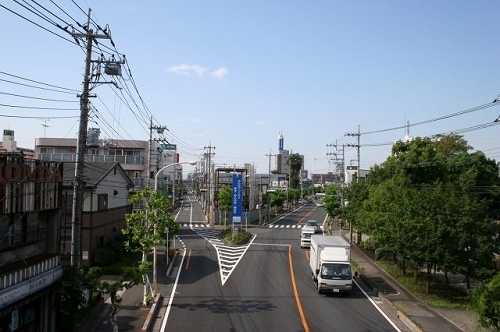 瓦曽根歩道橋より 右：県道４９号（旧国道４号） 左：旧日光街道 越谷