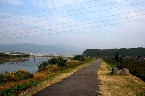 阿武隈川 瀬上の渡し記念碑（右手堤防） 福島市 前方は 鉄橋