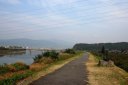 阿武隈川 瀬上の渡し記念碑（右手堤防） 福島市 前方は 鉄橋