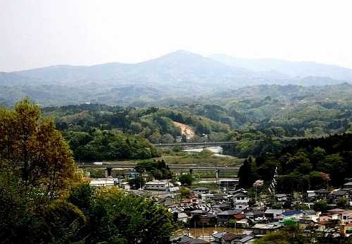 「あの光るのが阿武隈川 」 智恵子の杜公園より 油井 安達町