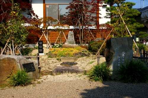 法円寺・芭蕉の田植え塚 桑折町 伊達郡