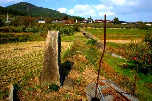 貝田宿手前、畑中に残る旧道と庚申供養塔 貝田 国見町 伊達郡
