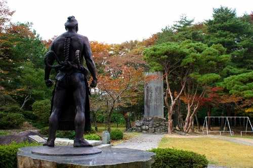 第１８代横綱大砲（おおづつ）等寸像、横綱碑（後方） 白石城二の丸跡 白石