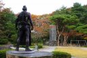 第１８代横綱大砲（おおづつ）等寸像、横綱碑（後方） 白石城二の丸跡 白石