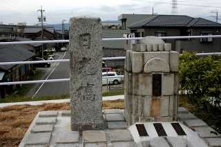 日光湊は昭和の中ごろまで木材や石炭を積んだ船の出入りが多く佐屋街道筋は賑わっていた。 木製の橋から昭和8年と平成20年に架け替えられた。 右は旧親柱
