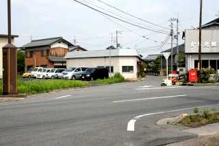県道２６号を横断 黒橋を渡る