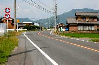 広い道 Ｔ字路サインのところを左折