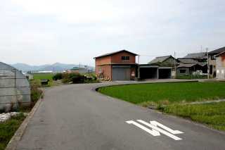 道なり鍵の手に西庄町集落へ