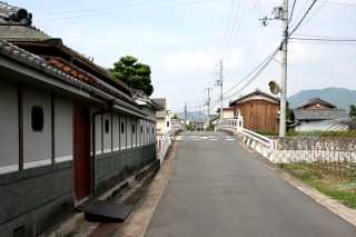 西庄町集落 長命寺川・街道大橋を渡る