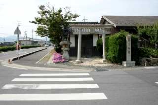 高木神社角（写真は逆進行方向）を左折