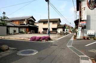 ここを左折 すぐ鍵の手に右折