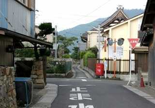 公民館前通り先を左折 角に道標