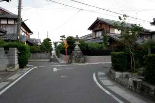 突き当たりを左折（写真は逆進行方向）