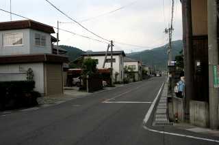 県道２号に合流 右折 左に安土城跡