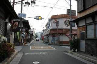 常楽寺南交差点を直進 駅前へ