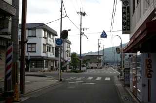 駅前を左折 右手駅前に信長像
