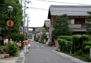活津彦根神社碑角を右折