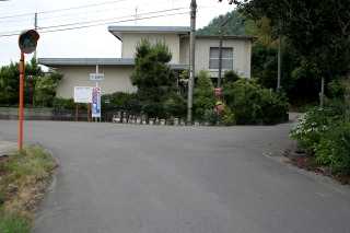 「安楽寺」標識前を左折 すぐ鍵の手に右折